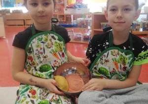 chłopie c z dziewczynką pokazują gotowe ciasto na makaron